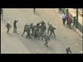 El desallotjament de la plaça Tahrir el passat dissabte ha tingut un balanç aproximat d·onze morts i centenars de ferits en mans de l·exèrcit que ha utilitzat armes de foc i amb pals.Al país més poblat del món àrab i peça clau geoestratègica de la regió, els 18 dies que van fer caure el rais Hosni Mubàrak van ser succeïts per una transició clarament tutelada per un poder militar poruc a l·hora de cedir quotes de poder. Les dubtoses eleccions encara en curs plantegen una llarga transició amb un escenari tripartit entre un Consell Superior de les Forces Armades visiblement afectat, uns Germans Musulmans coronats per les urnes, i unes forces revolucionàries fortes al carrer però encara febles organitzativament. Ahir mateix hi va haver almenys dos morts i un centenar de ferits en xocs entre manifestants i la policia militar davant la seu del Consell de Ministres al Caire.