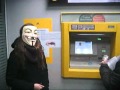 Semblava una ·missió impossible· però no va ser així: uns joves audaços, en una freda nit d·hivern, empaperaren els caixers de Tomelloso. Què tot el món sàpiga qui són els culpables!