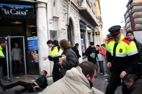 Una persona ha estat identificada i la fotògrafa de Vilaweb Sabadell ha resultat també agredida amb la seva pròpia càmera i té una ferida al llavi superior.+ info: Vilaweb Sabadell - Un menor agredit per agents de paisà a la marxa de la PAHCS