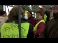 Ocupació de la línia 47 de bus de TMB en una acció de @iaioflautas, l·1 de febrer de 2012.Manifest:Avui, dimecres 1 de febrer de 2012, els i les @iaioflautas ens sumem a la rebel·lió ciutadana  davant la pujada abusiva de les tarifes del transport públic i de les retallades dels serveis en autobusos i metro per part de Transports Metropolitans de Barcelona (TMB), així com l·agressió contra les seves treballadores.Ens adherim a altres iniciatives que pretenen mostrar el rebuig a una destrucció programada dels serveis públics de transport a la nostra ciutat:-les protestes dels dimarts #joapeu de la plataforma @_tmb51;-les iniciatives #yonopago que proposa una acció a tots els metros de l·Estat avui a les 19h. A Barcelona a l·estació de metro de Plaça Catalunya-la iniciativa @redMEMETRO (http://www.memetro.net/)-la iniciativa T11 (http://t11targeta.blogspot.com)-la Carta de treballadors i treballadores, veïns i veïnes contra les retallades i les pujades de tarifes de TMB;-les mobilitzacions de les treballadores i treballadors. Si les seves reivindicacions no se satisfan el 27 de febrer faran una aturada coincidint amb el primer dia del Congrés Mundial de Mòbils.Amb l·augment tarifari d·enguany el bitllet senzill va passar de costar 1.45 a 2 euros i la T-10, la més utilitzada pels usuaris, va patir una pujada del 12% arribant als 9.25 euros, molt per sobre de la inflació.Rebutgem l·augment de les tarifes, el pla de retallades salarials que ha plantejat la direcció, volem que es torni a contractar els treballados acomiadats coincidint amb la supressió de línies, i la dimissió de la direcció actual. A més, reivindiquem que s·aprovin tarifes reduïdes per a les persones grans, la gent sense feina i altres col·lectius colpejats per la crisi.Volem que es mantinguin i s·ampliïn les línies d·autobusos de barri, molt importants per garantir la qualitat de vida de les persones amb problemes de mobilitat.En definitiva, volem continuar denunciant els plans de l·oligarquia financera i els seus polítics còmplices per fer-nos pagar la seva crisi, imposant una política d·austeritat al 99%, que només porta a un enfonsament de l·economia i al deteriorament de les nostres condicions de vida i les de les nostres filles i nétes; aprofitant per privatitzar serveis públics i fer negoci amb el que és de totes.Contra la pujada abusiva dels preus del transport públic!Per uns serveis públics dignes!Juntes podem!