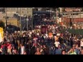 En 10 d·octubre de 2011, centenars de persones al centre de Oakland ocupen la plaça Frank Ogawa, al davant de l·ajuntament. Ells van construir una ciutat autogestionada amb tendes i va començar a complir algunes de les necessitats més urgents de la comunitat. Es canviat el nom a la plaça d·Oscar Gran, en honor a un jove afroamericà que va ser assassinat a trets per la Policia del BART el 2009. Encara que l·acció va ser inspirada en part per Ocupar Wall Street i les protestes d·austeritat a tot el món, ocuparen amb el caràcter particular d·Oakland resultat d·anys de lluita i la repressió en l·àrea de la badia. Aquest curt documental detalls de la història en curs de la Comuna d·Oakland.Vídeo produït per Marianne Brandon Jourdan Maeckelbergh i amb imatges de Caitlin Manning, David Martínez, John Hamilton, i tones de material d·arxiu.NOTA: El text al final va ser llegit en gener del 2012.
