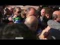 La policia reprimeix els estudiants que han protestat contra Camps. La Universitat Miguel d·Hernández d·Elx s·ha blindat amb desenes d·agents a causa de la presència de l·expresident valencià, que hi ha presentat la seva tesi. Els agents han carregat contra els manifestants i han detingut una persona.+info: [El Triangle] La policia reprimeix els estudiants que han protestat contra Camps