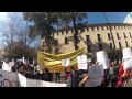 Diversos detinguts en la manifestació pacífica contra la violència policial, tancats a ·jefatura· juntament amb la llibertat d·expressió.El claustre de professors de l·IES Lluís Vives de València, l·AMPA del Centre i el Consell Escolar, reunits el 15 de febrer de 2012, volen fer constar el següent:Aquesta vesprada, en les proximitats de l·Institut, un grup d·estudiants s·ha concentrat per a protestar contra les retallades en Educació. Arran d·això, s·ha produït una violentíssima i desproporcionada actuació policial, de la qual hi ha testimonis personals, fotogràfics i videogràfics, amb el resultat de diversos alumnes ferits i contusionats, altres amb la roba trencada i fins i tot un detingut, que ha estat dut, emmanillat, a la comissaria de Zapadores i posteriorment, donades les lesions que patia, ha estat portat a un centre de salut.Volem expressar, com a claustre de professors, com a associació de pares i mares, i com a Consell Escolar, la nostra més ferma repulsa a aquesta mena d·actuacions, que sens dubte s·emmarquen en els intents reiterats de les nostres autoritats per tal de desprestigiar l·ensenyament públic i criminalitzar-nos a tots els que hi estem compromesos com a professors, personal no docent, estudiants, pares i mares.Demà dijous, a les 12:45 h, tornarem a concentrar-nos a la porta del nostre Institut, sense alumnes, per tal de seguir protestant contra les retallades, contra la degradació de l·ensenyament i contra la criminalització que els governants intenten fer de l·educació pública. Hi tindrem el suport de pares i mares, així com de diputats i regidors. Convidem els mitjans a ser-ne testimoni.El professorat de l·IES Lluís Vives de València,reunit en Claustre Extraordinari.L·AMPA de l·Institut.El Consell Escolar de l·IES Lluís VivesValència, 15 de febrer de 2012·