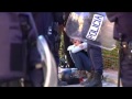 Policies repartint cops i efectuant algunes detencions entre estudiants de l·institut Lluís Vives que protestaven perquè no tenen ni calefacció i potser aviat ni electricitat a les aules.