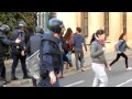 Agressió policial d·un agent a un jove trencant-li les ulleres ahir  (20/02/2012).