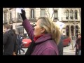 Afectats per l·estafa de LES PREFERENTS es manifesten a Barcelona el 19 de febrer, 2012. Aquesta és només una de les nombroses mobilitzacions que ja han efectuat i que tenen planejades fins que aconsegueixin que els bancs els tornin els seus estalvis.Si estàs afectats o simpatizas amb aquesta causa pots escriure a estafabanca@gmail.comA twitter: @ nopreferentesNo s·està parlant del tema en els mitjans de comunicació ·oficialistes.· Aquest hermetisme informatiu contribueix a mantenir l·estafa ·amagada· i la ·bona imatge· de les nombroses entitats bancàries implicades. Contribueix, també, a mantenir en la ignorància del que està passant a moltes persones afectades, que encara no ho saben. Per això, si tens possibilitat d·informar, INFORMA.Text explicatiu d·algun @ les afectades:Aquí estem tots els afectats de PARTICIPACIONS PREFERENTS de totes les caixes i bancs. En resum, per a aquells que no sapigueu que són les PARTICIPACIONS PREFERENTS: És un producte bancari tòxic. És a dir, la immensa majoria com no som benestants tenim els diners al banc per no tenir-lo a casa i que no ens ho robin i si pot generar algun interès, molt millor. Però sobretot perquè estigui salvaguardat perquè només els rics poden viure de rendes. Els altres, ens toca treballar. Bé, ens toca però ara ni podem. Bé, No sé si haureu sentit parlar de la crisi? Doncs sí, apuntar-vos aquest nom perquè va per llarg ... (Perquè ho estem permetent).Doncs amb la crisi com anava dient, i subsidis d·atur acabats, hem hagut de ·recórrer· dels nostres estalvis però resulta que la mà l·han fet fora altres: el mateix banc. I a sobre el Govern ho consent. El banc ens va fer creure que les PARTICIPACIONS PREFERENTS que signàvem es corresponien a un termini fix garantit disponible en 48 hores sense cap penalització. I en canvi, tenen venciment perpetu i per entendre·ns són com uns valors de la caixa que no valen res en aquests moments. És a dir, que no està nostres diners o amb sort pot valer el 30% del que dipositem en el seu moment. A més, s·agreuja la situació. Aquestes participacions donaven uns interessos però ara l·Estat diu que no es repartiran fins d·aquí un any, si més no. Ens enganyen, ens roben ia sobre no reparteixen interessos. Interessos que per postres han obtingut dels beneficis de les nostres participacions preferents. ¿Posem la quarta galta? Ai, no ... Que només tenim 2.Les llengües interessades i partidàries, diran que aquest producte donava interessos més alts que els terminis fixos i que havíem d·haver desconfiat i llegit de PE a PA el contracte. I qui els entén? I els que no sàpiguen? Però els interessos alts no es complia en tots els casos. I estant de ple en la Guerra de Dipòsits Qui havia de desconfiar? El banc deia que era un premi de fidelització com a recompensa pels anys que estàvem en aquesta entitat. Doncs d·això RES. Facin el favor de no voler-nos tant ...