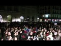 21 Febrer 2012 Barcelona.- Milers de persones es manifesten a Barcelona en solidaritat amb les víctimes de les càrregues a ValènciaTres mil persones es van manifestar ahir a Barcelona en solidaritat al poble valencià per les càrregues policials que els últims dies han patit els estudiants d·instituts valencians que es manifestarven contra les retallades en educació. La protesta, convocada per l·Acampada de Barcelona, va condemnar la violència injustificada contra els menors, amb consignes com ·La policia, tortura i assassina·, o ·Solidaritat amb València·.La manifestació va arrencar amb una concentració a la plaça Catalunya. Els convocats van exigir la depuració de responsabilitats dels caps de la policia protagonistes dels incidents, la dimissió de la delegada del govern espanyol al País Valencià, Paula Sánchez, així com l·alliberament de tots els i les detingudes a les càrregues policials. Les persones assistents mostraven llibres com a simbologia de demanda d·educació, degudes les retallades que últimament està patint aquesta necessitat bàsica de la població, i els van utilitzar per a condemnar l·actuació policial proclamant ·Aquestes són les nostres armes·.La protesta va desembocar en una manifestació que es va estendre per les Rambles fins arribar a la plaça Sant Jaume en un primer moment on va confluir amb una altra concentració en solidaritat a València. Després de protestar davant del Palau de la Generalitat contra la impunitat i els cossos policials, i també contra les retallades i la privatització de l·educació, la manifestació es va dirigir improvitzadament per la Via Laietana fins a la Prefectura Superior de la Policia, on es va percebre una major crispació per part dels manifestants que indignats llançaven proclames com ·que valents, que valents quan pegueu als xiquets· o, ·vergonya em faria ser policia·. Els mossos van sortir equipats dels furgons que acompanyaven la manifestació i es van situar davant els manifestants. Tot així, l·acte va transcórrer sense incidents.La manifestació va anar disminuint progressivament. Unes 500 persones van continuar l·itinerari pel carrer Pau Claris cap a la Gran Via on aturaren el trànsit. La reivindicació es va aturar davant la Borsa de Barcelona, on es va recordar la propera vaga de TMB que arrenca el dia 27, la d·ensenyament del dimecres 29 i la manifestació contra les retallades socials convocada pel mateix dia 29 de febrer. Una part de les manifestants encara va voler continuar la mobilització passeig de Gràcia a munt, fins arribar al barri de Gràcia, on van creuar alguns contenidors i van fer-hi pintades.L·Acampada de Barcelona va convocar la protesta després de quatre dies de violència extrema a València contra estudiants d·ESO i Batxiller exercida pels antiavalots. Tot va començar amb la repressió d·una manifestació pacífica a l·Institut Lluís Vives dirigida contra les retallades en educació i mitjans com calefacció que està patint el centre. La frustració democràtica i el malestar general davant d·una coerció i repressió de la llibertat d·expressió insòlita, la violència injustificada, i el fet de que els agredits i detinguts siguin majoritàriament menors, ha comportat més mobilitzacions a València i a tot l·Estat, connectades via xarxes socials amb el hashtag #primaveravalenciana.Info: http://www.setmanaridirecta.info/noticia/milers-persones-es-manifesten-barcelona-solidaritat-les-victimes-les-carregues-valencia