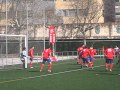 El partitU.E. Sants 1 F.C. Martinenc 0Camp de L·Energia (26/02/2012 12:00)Primera Catalana Grup 2 (Jornada 21)De nou el Sants torna a guanyar un partit, després d·un munt de jornades sense fer-ho i encara mes de no fer-ho a casa. De futbol no hi hagut gaire. La primera part el domini de la pilota ha esta quasi exclusivament del Sants, pero sense xutar amb perill a porta. El Martinenc, no tenia la pilota i tampoc xutava. Les uniques jugades destacables del primer temps, son dos del Sants on un xut de Peque acaba tocant el lateral de la xarxa i una jugada que acaba en gol pero la jugada ja estava anul.lada per fora de joc. Per la seva part el Martinenc només ha tingut dos de seguides. La primera amb una pilota al pal de Pedro amb una porteria buida que la defensa refusa a corner i el servei d·aquest corner al segon pal on Fusté amb un remat de cap que fa lluir a Carulla. La segona part el Martinenc ha sortit amb mes empeta i mes posesio, pero al igual que a la primera no es xutava amb claredad a cap porteria. A la sortida d·un corner l·arbit a xiulat unes mans dins de l·area del Martinenc que Michael ha tranformat amb l·unic gol del partit. A partir d·aqui el Sants jugant amb por de no repetir les ultimes derrotes i el Martinenc atacant sense punteria. Mal partit per totes dues bandes, pero tres bons punts que fan que el Sants pugui fins a la decena posició.TitularsU.E. Sants: Carulla, Fabregat, Vergés, Javi López, Alberto, Edu Soler, Xavi Pascual, Peque (Alliaume 76·), Michael (Didac 81·), Raul Hernandez (Mario 69·), Alex Burch (Gala 89·). F.C. Martinenc: Jordi, Fusté, Alburquerque, Diego, Campos, Casassa, Ivan (Tacón 65·), Marcos (Xavi Morón 58·), Joel, Esteban, Pedro.Col.legiatsJosé María Rodríguez Enrique. Xavier Codina Casanovas, Jonathan Garrote CamuñezT.G.: Alberto (75·), Peque (76·), Vergés (85·). Alburquerque (7·), Olavide (52·), Diego (61·), Francisco Vicente García Llamas (85·) T.V.:..+ info: uesants.blogspot.com