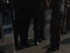 Aquest vídeo va ser gravat al voltant de les 17:30 del 29/02/2012 a plaça Espanya. Els manifestants estaven asseguts tallant la rotonda de la plaça, davant de la línia dels mossos, quan un d·ells s·ha aixecat i, ensenyant el seu DNI, ha començat a gravar els agents amb el mòbil. En aquell moment un dels mossos, que es trobava darrera de la línia de la policia, s·ha acostat per agafar-li el document. Ell ha intentat impedir-ho i llavors li han agafat del braç i se l·han tractat de detenir. Els manifestants han començat a cridar i alguns han llançat ampolles i llaunes. Altres s·han interposat perquè deixessin de llançar objectes. La policia ha carregat contra alguns i el manifestant detingut l·han estirat a terra, lluny de la multitud. Posteriorment se l·han endut detingut un furgó.