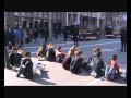 Explicació adjunta al vídeo:La manifestació dels estudiants universitaris a Barcelona ha transcorregut en to reivindicatiu i sense gens de violència des de dos quarts - hora a la qual havia estat convocada-fins a les 14:00 passades.A aquesta hora, els Mossos d·Esquadra han carregat des de la confluència de Gran Via amb Passeig de Gràcia, després que diverses persones llancessin totxos contra l·entrada de la sucursal del Banc Popular que hi ha al costat de la Borsa de Barcelona, custodiada aquesta última amb fortes mesures de seguretat. Precisament, el subdirector de la sucursal s·ha queixat que la policia no hagi impedit les destrosses i només hi hagi protegit l·edifici de la borsa.Els antiavalots han carregat de nou al carrer Balmes amb Diputació, on s·han cremat contenidors i un cotxe. Aquí, un grup d·estudiants ha quedat acorralat mentre els agents els pegaven. Un fotògraf freelance que treballa per a ·Gara· i ·Berria· ha rebut un cop de porra a la cama. Em diuen després que un altre d ··El Periódico· també ha estat copejat. Igual que diversos menors.Molts manifestants decideixen dirigir-se a Plaça Espanya, on se celebra el Mobile World Congress. La policia de Catalunya crea un cordó per impedir que s·aproximin a l·entrada. Detenen una persona. No sé per què. Només he vist que s·havia acostat a un agent i que forcejaven.