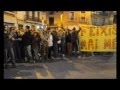 Més de 250 persones es van concentrar ahir (26/03/2012) entre les 8 i les 9 del vespre a la plaça Major de Manresa per condemnar l·atac que va efectuar la nit de divendres un grup de neonazis davant de la sala Stroika, on s·havia de celebrar un concert antifeixista. L·agressió, amb barres de ferro, punys americans i bengales, va acabar amb tres joves manresans ferits, un dels quals, Albert M.G, de 16 anys, fa dos dies que està ingressat a la UCI del l·Hospital Universitari Mútua de Terrassa i, actualment, el seu pronòstic és reservat. Els altres dos ferits van ser atesos a l·hospital de Sant Joan de Déu i ja han estat donats d·alta.+ Info: Indignació per l·atac feixista a la sala Stroika de Manresa