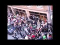 Diverses desenes de policies antiavalots han carregat aquesta tarda contra mig miler de manifestants convocats pel moviment 15M per impedir que s·unissin a la marxa que se celebra a Oviedo organitzada pels sindicats majoritaris i que ha reunit a desenes de milers de persones.