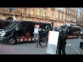 29-M: 56 detencions a Catalunya i 20 persones ferides per les bales de goma a BarcelonaJESÚS RODRÍGUEZ | 30/03/2012 | La DirectaArrel de l·ús massiu de pilotes de goma per part dels mossos d·esquadra una vintena de persones han patit politraumatismes i han estat ateses a l·Hospital del Mar, l·Hospital de Sant Pau i l·Hospital Clínic. Dos globus oculars destrossats per una bala de goma i una melsa rebentada per un cop de peu són algunes de les lesions més greus.A Barcelona ciutat han estat detingudes 38 persones per participar a les mobilitzacions contra la vaga general. Al conjunt de Catalunya aquesta xifra s·eleva fins a les 56, a les que cal sumar les dues de Ses Illes. A l·Estat espanyol també hi ha hagut detencions a Madrid i Andalusia. El balanç de persones ferides també és greu: 15 politraumatismes diagnosticats a l·Hospital del Mar, un impacte directe d·una bala de goma al globus ocular i una greu lesió a la melsa com a conseqüència d·un cop de peu d·un agent antiavalot. A l·Hospital de Sant Pau van ser 7 les víctimes de bales de goma ateses al servei d·urgències, una noia també és a l·espera de saber el nivell d·afectació al globus ocular. Per primer cop des del seu desplegament a Catalunya els mossos d·esquadra han fet un ús massiu de gasos lacrimògens al centre de la ciutat de Barcelona. Es tractava de càpsul·les ATF llançades amb les tradicionals escopetes de bales de goma.Al llarg de la nit i matinada s·han produït diverses situacions de tensió entre els piquets i agents policials, en la majoria de casos de paisà. Abans de l·alba s·han produït cinc detencions. La primera a les dues de la matinada a Nou Barris (Barcelona), un home de 50 anys ha estat conduït fins a comissaria i després ha quedat en llibertat sota l·acusació d·haver siliconat un establiment comercial. Poc abans de les tres de la matinada, un jove ha estat detingut per agents de paisà a l·avinguda Alfons X del districte de Gràcia de Barcelona. A Santa Coloma de Gramenet, un noi ha estat detingut per la policia local, però ha quedat en llibertat poc després de les tres de la matinada. La quarta detenció s·ha produït a Mataró, on un jove ha estat emmanillat i traslladat a comissaria. A l·avinguda Andorra de Tarragona s·ha viscut el cinquè episodi repressiu. Després, durant les hores diürnes, han arribat les tres detencions de Badalona, sota l·acusació de desobediència a l·autoritat, dues a Sabadell i tot un seguit de detencions a Barcelona, en especial als entorns del passeig de Gràcia durant el matí i, a la plaça Urquinaona, plaça Catalunya, Rambla del Raval, i altres punts del centre de la ciutat, tant per part de Mossos d·Esquadra com de la Guàrdia Urbana, durant la tarda i nit. Dues de les persones detingudes són menors.Càrregues duríssimes i utilització de pots de fumPer primer cop, en vint-i-cinc anys de desplegament, els mossos d·esquadra van fer ús massiu dels gasos lacrimògens en una zona urbana. Després que els agents s·equipessin amb màscares antigas, van propulsar una vintena de projectils de fum que van impactar a la part superior de la plaça de Catalunya, en direcció al Passeig de Gràcia i la Rambla de Catalunya. Les pilotes de goma llançades a curta distància i les puntades de peu, porrassos i cops de puny van provocar ferides molt greus a diversos manifestants. Les conseqüències: un noi amb la melsa rebentada que va haver de ser intervingut d·urgència al quiròfon de l·Hospital del Mar i l·impacte als globus oculars d·un noi i una noia, amb la previsible pèrdua de visió. Altres vint persones han ingressat als serveis d·urgències amb politraumatismes menys greus.