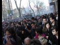 29m Vaga lliure i de tot*s. Màxima assistència de persones diverses es manifesten a tot arreu. A Barcelona un 70 o 80% de vaga lliure manifesten el descontentament de tota la gent cap a les mesures repressives i retallades no aplicats democràticament, cap a una crisi que és una estafa. Famílies, infants, gent gran, joves, adolescents... tots i totes van rebre l'acció i/o reacció dels gasos lacrimògens... Unides i totes sota els gasos. Van romandre després, concentrades en la manifestació davant Plaça Catalunya assetjada, 'no se'n va anar ningú'...<br/>