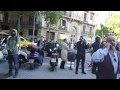 Un periodista freelance és retingut per la policia tot i portar el braçalet identificatiu en els moments previs a la manifestació de la tarda del 1er de maig del 2012.