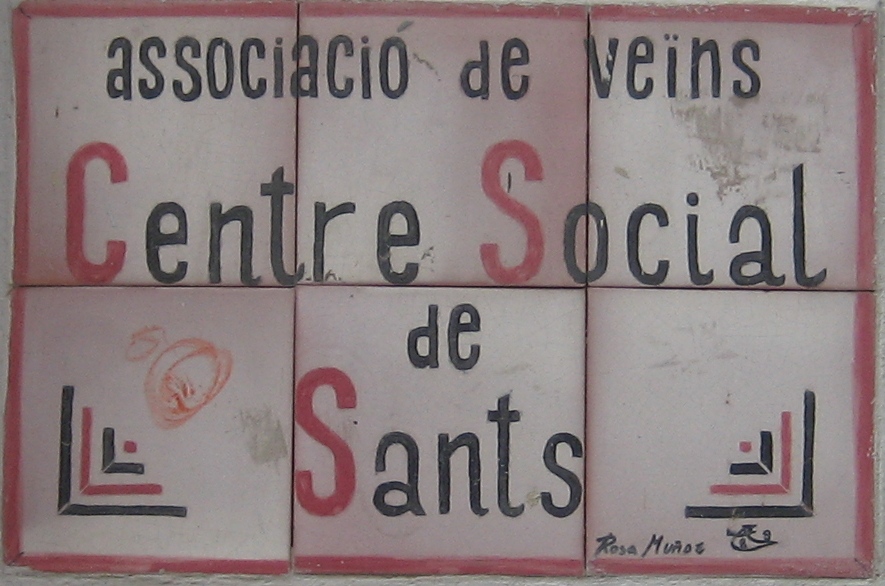 Una mica d·història... Des de la seva fundació, l·any 1971, el Centre Social de Sants ha destacat pel seu caràcter acollidor de qualsevol iniciativa desenvolupada pel nostre veïnat més proper i, sobre tot, per qualsevol col·lectiu dedicat al treball per la millora de la qualitat de vida de les persones.En els primers anys de la seva existència es solapen el clam i el desig per l·assoliment de les llibertats democràtiques amb la reivindicació d·un urbanisme més humà amb la demanda de zones verdes i equipaments pel nostre barri. Així s·assoleixen espais com les Cotxeres, l·Espanya Industrial i altres espais.En l·actualitat la permanent reivindicació d·un urbanisme més humà i una millor i més transparent participació en els temes urbanístics es veu acompanyada per l·amplia oferta de serveis i activitats que més d·una vintena d·entitats i col·lectius desenvolupen dins el si de la nostra entitat i dedicats a múltiples àmbits d·interès (socials, educatives, culturals, etc.).Centre Social de Sants