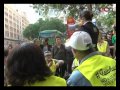 Barcelona (ACN).- Una cinquantena de persones es concentren des de quarts de nou del matí davant de la seu de CatalunyaCaixa de l·Avinguda de la Catedral de Barcelona. Reclamen que s·aturin una cinquantena de desnonaments que l·entitat està tramitant, en una acció que forma part de les que s·han decidit durant tres dies d·assemblea en la nova acampada a la plaça de Catalunya per commemorar el primer aniversari del 15-M. Tres dels concentrats, que alhora són representants de diversos col·lectius, entre ells la Plataforma d·Afectat per la Hipoteca, han entrat a l·entitat per negociar l·aturada de desnonaments. A l·Avinguda Paral·lel, un centenar de persones han instal·lat una sala d·estar davant de Bankia.