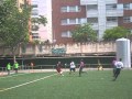 El partitU.E. Sants 3 U.E. Tàrrega 1Camp de L·Energia (20/05/2012 12:00)Primera Catalana Grup 2 (Jornada 32)El sants ha aconseguit amb la victòria d·avui certificar la seva permanència a Primera catalana, ja que a falta de dos jornades esta a set punts de l·equip que marca la promoció i només resten sis punts per jugar.La primera part del partit el Sants ha sorprès al Tàrrega, amb intensitat, pressió i encert. Només es duien quatre minuts i en una pilota llarga Michael a sorprès a tothom guanyant a la defensa per velocitat i al porter amb una vaselina. Aquest gol ha fet que tota la primera part és convertís en una anada i tornada de jugades per totes dues bandes. Tot i això el perill era relatiu i les poques oportunitats clares del Tàrrega les ha aturat Carulla. El Sants no tenia gaire mes encert, però en el minut trenta-set una bona jugada molt ben trenada entre Teixe i Fabregat, acaba amb un centre que remata Michael de nou al fons de la porteria.La segona part, el anar i tornar ha continuat, però amb el Sants molt mes reculat el Tàrrega ha creat mes arribades, però les perilloses només eren aquelles en que la defensa del Sants fallava. Així en una errada dos jugadors del Tàrrega han enganxat a la defensa avançada i han fet el dos a un amb facilitat. Això era el minut seixanta. A partir d·aquest moment s·han igualat les anades i tornades, però tal com s·apropava el final els jugadors del Tàrrega estaven cada cop mes nerviosos. Fruit d·aquest nerviosisme quan ja estava a punt d·acabar el partit han fet penalty després d·una bona jugada trenada pel Sants. El penalty la transformat Alliaume en el definitiu tres a un.Ara només queden dos jornades, a casa de la Rapitenca, el campió de la lliga, i ve a casa el Vista Alegre, quart, que ja no és juga res, perquè el Júpiter s·ha assegurat la segona plaça que li dona l·opció a jugar la promoció d·ascens. Així que ens queda un tranquil final de lliga.TitularsU.E. Sants: Carulla, Cristian, Vergés, Alberto, Robert, Edu Soler, Fabregat (Juste 77·), Raúl Hernández (Mario 43·), Texeira (Alliaume 81·), Michael (David Fernández 88·), Peque (Castillo 69·). U.E. Tàrrega: Chiné, Vendrell, Palau, Nuno (Oscar 88·), Pacheco, Roca (Espuga 89·), Grau (Sergi 65·), Bañuelos (Edgard 83·), Esteve, Pijuan, Thiago (Gasso 65·).Col.legiatsRubén Mancera Antón. Manuel García Rodríguez, Pedro Bailón Díaz.T.G.: Edu Soler (25·), Fabregat (75·), Juste (89·). Roca (56·), Chiné (89·). T.V.:...+ info: UESants - U.E. Sants 3 - U.E. Tàrrega 1
