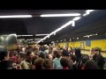 19M1218:55 horesÉs veritat que en aquests temps no hi ha molt a celebrar, però hem quedat amb uns amics per celebrar que encara estem vius.Pensem en un lloc luxós i elegant on celebrar-ho. Per una vegada donar-nos el luxe d·anar a un lloc car, treure les nostres millors gales, rescatar barret de copa i les corbates de llacet del bagul dels bons temps.Havíem pensat en l·òpera, en un gran restaurant, al casino, però després de molt fer comptes ens hem adonat que un dels llocs més cars de Madrid és el metro així que ens hem anat a l·estació de SOL a les 18 hores I ens hem trobat amb molts altres amic que, curiosament, havien tingut la mateixa idea.Donant-nos un veritable luxe hem agafat la línia 1 en direcció a Pinar de Chamartín. Com que no podíem sortir al carrer perquè no ens donava per pagar dos bitllets hem decidit no sortir i això és el que ha passat en arribar a Pinar de Chamartín.Si et dones un luxe has de aprofitar-ho.