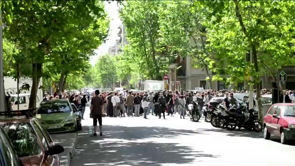 Arriba el contrainfos de la segona quintzena de maig amb noticies com el 12M-15M, les preses de la vaga i el alliberament de la Laura, la manifestació antifeixista al Clot, visita al CIE de Zona Franca, la vaga d·Universitats ... A l·entrevista parlem sobre Repsol i l·observador de l·informació de manipulación informativa... i moltes noticies mes!!