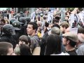La televisió pública catalana, Tv3, cedint a les pressions de la Caixa, no vol que vegis com, cada dia des del 15 de maig passat, centenars de persones s·apleguen davant les oficines centrals de CaixaBank, a Barcelona, per protestar contra el rescat de la banca amb diners públics, els continus desnonaments que deixen milers de ciutadans i ciutadanes sense sostre, l·amenaça del ·corralito·, l·estafa de les ·preferents· o la negativa del govern i de les mateixes entitats financeres a posar en pràctica la dació en pagament retroactiva.El govern rescata a la banca: el 15M als ciutadans.Un reportatge d·oscar martínez (Twitter: @racos1871)