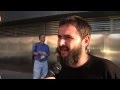 Els veïns de la Corrala La Utopia de Sevilla es van manifestar des de la Glorieta de San Lázaro, al costat dels pisos on resideixen, fins al Parlamento Andaluz, per protestar contra els talls de llum i aigua que Endesa i Emasesa, respectivament, han efectuat en els habitatges.