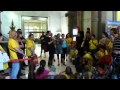 Lectura del manifest en acabar la Cassolada contra les retallades en educació. 6 Juny Pça Sants fins al Districte.Font: Assemblea Groga de Sants