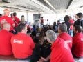 Una trentena d·estudiants i una seixantena de treballadors, després de l·incident dels Mossos (que demostra la por que tenen al potencial d·aquesta unitat), en seguici de la UB-Raval han arribat a l·estació de ferrocarrils a les 10:30. Allà hi havia els treballadors esperant, entre aplaudiments i cants de ·obrers i estudiants, units i endavant·, ·la solidaritat, la nostra Millor arma· i altres, van iniciar una manifestació fins a la fàbrica. En el pont que creuava l·autopista van desplegar una estona la pancarta perquè la veiessin els conductors, que molt respongueren tocant el clàxon en senyal de suport.Un cop a la fàbrica en la plantada que tenen a la porta de la fàbrica aixecat, es va fer un refrigeri i després es va visionar un documental de la fàbrica argentina de Zanón, que va ser ocupada pels seus treballadors i posada a produir el 2001 contra el tancament de la patronal i van aconseguir l·expropiació definitiva el 2009. Després va parlar Maria, una ex-treballadora del tèxtil de Terrassa, lluitadora anti-franquista en el moviment obrer des dels 60, que va explicar la lluita que van tenir en 1996 contra el tancament de la planta. Com la van ocupar 7 mesos, van passar allà el Nadal, van lluitar per posar-la a produir però no van arribar a aconseguir-ho, es van apoderar de l·estoc i la maquinària...Sobre aquests dos exemples de lluita es va obrir un ric debat sobre la unitat de les lluites, la situació de DERBI, de la universitat, dels joves treballadors, de la joventut en general, de tots els que patim les conseqüències d·aquest sistema d·explotació. Al final van quedar en dues accions per donar-li continuïtat a aquesta unitat, que es volen ampliar a tots els sectors en lluita que hi ha.