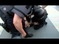 En la manifestació #16J ·Rescatemos personas Desahuciemos banqueros· (=·Rescatem persones Desnonem banquers·), la policia, sense identificar, apallissa i deté un manifestant. Durant la detenció utilitzen una navalla per tallar la corretja de la càmera que portava el detingut.