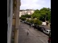 Un home d·edat compresa entre els 30 i 40 anys ha mort avui a les 10:30 després que equips mèdics del Samur, agents de la Policia Nacional i facultatius de paisà intentessin reanimar després de patir una aturada cardíaca mentre estava immobilitzat. A les 09:45 l·home corria des Marquès de la Sénia en direcció Joan Miró quan, a l·altura del Mercadona, va ser interceptat per una patrulla de Policia Nacional que el va reduir a la vorera i el va immobilitzar. Un dels agents es va asseure sobre el seu pit impedint que es mogués. L·home no deixava de moure els braços i les cames. Al cap d·uns quinze minuts, les sacsejades per escapar-se de la immobilització derivar en espasmes i convulsions. Al cap de pocs segon, el cos del retingut va deixar de moure i els agents, dos uniformats i dos de paisà, van col·locar l·home en posició lateral de seguretat. Abocar sobre la seva cara una ampolla d·aigua amb el propòsit de reanimar-lo, sense aconseguir-ho. En aquell moment, va arribar una primera ambulància -no medicalitzada-el tècnic va posar el cos en posició frontal per practicar un massatge cardíac. Agents de Policia, facultatius de paisà i els metges de l·UCI mòbil, quan aquesta va arribar a la mitja hora, van intentar per tots els mitjans animar un cos que feia l·efecte, pel temps que portava en parada cardíaca, que no tornaria a la vida. A les 10:30 els sanitaris van col · locar sobre ell la manta tèrmica de color daurat. L·home havia mort.Preguntats els agents, aquests van respondre que desconeixien la identitat d·home i les circumstàncies per les que corria sobre la calçada de Joan Miró en roba interior. L·autòpsia determinarà la causa de la mort. A les 11:10, al tancament d·aquesta crònica d·urgència, el cadàver continuava sobre la vorera de Joan Miró a l·espera que el jutge de guàrdia ordenés el seu aixecament. La Policia Judicial va fer acte de presència per prendre empremtes i intentar identificar el cadàver.