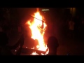 Inici de la foguera de Sant Joan 2012 al barri de Sants amb la encesa d·un mosso de mida real ben ruixat.