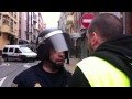 Quatre hores d·operació policial i uns 60 policies antiavalots van ser necessaris per executar el desnonament de Jorge, Patricia i el seu nadó Amanda a Oviedo. Hi va haver diverses càrregues policials i vint persones van ser detingudes. A les més de 300 persones que protestaven al carrer, es van anar sumant veïns des dels balcons en una improvisada cassolada.+ info: Periodismo Humano - ·Qué guapu ye desahuciar a un bebé·