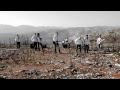 Podeu descarregar mp3 en www.atzukak.org.Videoclip de la cançó escrita per David Gironés i musicada per Atzukak. Amb la col·laboració de Batukem, Auxili, Red Roja, Tashkenti, Musicos de Guardia, Bausalva i amb venins i veïnes de la Vall d·Albaida. Gravat en la Serra del Torrater el diumenge 6 de març de 2011 com a propesta per la linea d·alta tensió que Iberdrola vol posar en este paratge i en altres arrassats pel foc mesos abans.Poema després del foc (david gironés)Després del foc, la cendra encara crema,i al seu pas, no ha quedat viu ningú.Han mort de nou les serres d·Agullentla font Masiana i l·ermita de Sant Vicent, la Penya Alta i l·Alt del Torrater,el Bancal Redó, el Pla de les Vinyes i Viverets.El barranc de Bocairent, el dels Tarongers i Masarra,el Pla de Llobregat, el del Quincaller i la Penya Roja,el barranc de l·Àguila,el barranc de Palacios,l·alt dels Carlistes, la Soterranya,Galindo, l·Escalerola, el corral de l·Aracila,Riello, Ponce.Tants puntals, llomes, alts,plans i barrancs, han quedat orfes, que els ulls,quan passes pels trasquilons que ara són les sendes i camins,no saben on mirar per no cegar-se de tanta pena.Hem perdut molt, hem perdut tant,que el nom del nostre poble,en part, s·ha cremat.Maleïts per sempre, allà on vagen,allà on parlen, allà on visquen,aquells que ens han cremat.Ara són cendra, i sobre la cendra creixerà tot nou.Reixirà l·espígol, la pebrella i el timó, el cepell, el romer i l·argilaga,la coscolla i el fenoll,després creixerà la carrasca i el pi,el roure i l·auró, el fleix i el llidoner,l·om i el garrofer. No penseu que ens han vençut, un poble, que és poble i es sent poble,mai es deixa véncer.Perquè des del barranc Aspre fins a Pospelat,passant per la Vall Seca, el Pla de Simes i Gamellons, els Cabeços del Navarro i Tirirant, el barranc Gran, el de Morera, Gorgorròbio i Bencenill,l·alt de Figueroles i Sant Esteve, el barranc de la Puríssima i el Cabeço Gran,som poble, i tenim com a sang l·aigua del Pou Clar,que es transforma en artèria quan rega tota la Vall.Hem nascut de l·horta i el secà,vivim sobre aquesta terra i els camps i els bancals ens han donat la seua vida.No mirem cap endarrere, només mirem cap endavant,però si volem seguir sent poble,no podem deixar enrere les nostres muntanyes, barrancs i plans,ni tots els tresors que amaguen ni els que mostren a cada pas,Si aquesta terra tot ens ho ha donat,si és la que ens ha vist nàixer,tenim un deute com societat en ella.Ara toca unir forces, treballar tots junts,les muntanyes que ara són òrfenes, demà seran l·ombra dels nostres fills,l·herència dels que som ací.
