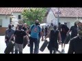 Després de 2 setmanes a les conques mineres, l·equip de documentalistes de LaTele.cat, ha estat testimoni d·un fustigació constant, dia, tarda i nit per part dels miners a les forces de seguretat de l·estat, plantant barricades i defensant des de la dominació del terreny, la guerra de guerrilles i l·acció directa. També plantejant enrroques en els pous des dels quals es mantenen autovies carreteres i vies fèrries bloquejades per hores. La resposta policial, lluny d·afrontar el problema de cara, no entra a la batalla. Fins i tot els representants policials tenen un to comprensiu i conciliador que és poc habitual, tant com que algú els planti cara en el seu terreny: la violència.Malgrat les oportunitats de gastar material antiavalots contra els miners en la barricada, les forces de seguretat de l·estat s·està dedicant a atemorir a la població que, a la seva manera, està bolcada en la lluita donant ànims, aliments, recollint diners, fent assegudes, protestant pacíficament en suport als que planten cara amb alguna cosa més que les mans nues.Assalts a cases, trets i gaseamientos a la població i als tancats als pous, assetjament a les carreteres, destrucció de béns privats ... Aquesta és la política dels que volen semblar treballadors. No s·adonen que el llop, per molta pell d·ovella que li posin els mitjans, sempre serà LLOP.Des LaTele.cat volem posar l·accent en la total desinformació que està havent sobre una vaga indefinida que ja fa gairebé 50 dies, amb els tancaments més llargs de la història, que ha realitzat més de 500 talls de vies defensats amb coets, que té una marxa negra a les portes de Madrid amb el poble de la capital bolcada, al qual s·uneixen altres empreses en vaga o els aturats.ÀNIM MINER @ S. Teniu la moral, la raó i també la força.