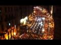 Desenes de milers de persones impulsen la marxa minera fins a la Puerta del Sol de Madrid. Els miners de les conques asturiana, lleonesa, palantina, aragonesa, andalusa i de la Franja han arribat la passada matinada a Madrid. El que havia de ser una benvinguda multitudinària ha esdevingut un bany de masses inèdit passada la mitjanit. De ben segur s·hi han concentrat desenes de milers de persones en el trajecte comprès entre la Ciudad Universitaria i la Puerta del Sol. Algunes fonts xifren l·assistència de gent entre les 150.000 i 200.000 persones. Emoció continguda, pell de gallina i molta força col·lectiva que ha aplegat la suma solidària de sindicats i del moviment del 15-M. Però dels debats recollits a la xarxa mitjançant l·etiqueta de twitter #nocheminera (que ha esdevingut Trending Topic mundial) sobretot es palpava la simpatia ciutadana cap a un moviment obrer que s·ha mostrat ferm i decidit des de fa quaranta dies. Les columnes arribades des del nord, sud i oest de la capital de l·Estat espanyol es van trobar a Aravaca i va entrar a la metròpoli a través de l·A-6 mentre centenars de vehicles feien sonar els seus claxons. Un descans per sopar i reposar forces als terrenys de la Ciudad Universitaria a obert les portes a la seva entrada triomfal a Madrid.La xarxa s·omple de vídeos de la desfilada de miner*s i solidàri*s pel centre de Madrid per esquivar el silenci dels mitjans oficialistes.Desenes de milers de persones impulsen la marxa minera fins a la Puerta del Sol de Madrid