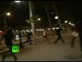 La policia espanyola es van enfrontar amb manifestants que van marxar en contra de l·última tanda de mesures d·austeritat. Més d·un milió d·empleats públics, membres de sindicats i dels ciutadans farts han sortit als carrers en més de 80 ciutats espanyoles. La violència va esclatar a Madrid prop de la mitjanit. La policia va utilitzar bales de goma i gasos lacrimògens per dispersar la multitud en el seu intent d·arribar a l·edifici del Congrés. En algunes àrees més urbanes, els activistes de configurar els contenidors d·escombraries en flames i va tractar de bloquejar l·accés de vehicle de la policia. No hi ha ferits ni arrestos han estat reportats.+ info i fotos: http://on.rt.com/dwgqk1