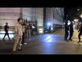 A Cibeles, Madrid, un noi és colpejat per un policia. Li exigeix &#8203;&#8203;llavors l·agent que s·identifiqui amb el seu número de placa. Un altre antiavalot el colpeja. El noi segueix exigint a crits que s·identifiquin i li cauen un parell de cops més.