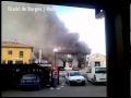 Efectius de la Guàrdia Civil han detingut un home de 50 anys, la identitat respon a les inicials VUG, com a presumpte autor del foc provocat en una entitat de Caixa de Burgos a la localitat burgalesa de Sotopalacios.El succés s·ha produït al voltant de les 9.20 hores, quan l·individu s·ha presentat a la sucursal de l·entitat amb intenció de prendre-foc. En aquest moment estaven a la sucursal els quatre empleats, que per indicació expressa del presumpte autor van abandonar el recinte entre la confusió i diverses crisis d·ansietat, han informat a Europa Press fonts de la Guàrdia Civil.A parer, aquesta persona mantenia algun problema financer amb l·entitat bancària i va vessar en el seu interior uns 20 litres de gasolina que portava en un bidó, que va incendiar a continuació.A causa de l·acumulació dels gasos, l·explosió ha estat ·molt agressiva· i ha afectat a la totalitat de l·edificació, amb una estimació de danys ·molt importants·.