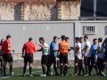 Camp de L·Energia (16/12/2012 12:00)Competició: Primera Catalana Grup 2 (Jornada 14)Col·legiats:Sergio Guijarro Álvarez. Rhazli Bouchaib, Julián Villaseñor Julián.Equips:Titulars: Chueca, Fabregat, Rangel, Martín, Vergés, Fran, Aleix, Gerard, Geri, Pipo, Peque.Suplents: Jordi Fuentes, Pierre, Quim, Juste, Gala, Teixe, David López.Titulars: Yannick, Xavi, Edu, David, Enric, Jorba, enric, Fran, Pep, Fernandez, Lominadze.Suplents: Agramunt, Ton, Felip, Iván, Cristian, Joan, CarlosComentari:Sisè partit consecutiu perdent que ha col.locat al equip blan-i-verd quinzè, posició de descens directe, empatat a punts amb el Cervera i el Centro Europeo Tecnofutbol. Tots els que hem vist jugar al Sants sabem que no son el millor equip del mon, però que la majoria d·aquestes derrotes s·ha produït per errades puntuals contra equips de la part alta i que un cop anem darrera en el marcador no sabem remuntar i avui em sumat la perdua de confiança en si mateixos.El Sants ha començat jugant be els primers deu minuts, inclús l·arbitre pot ser que s·hagi empassat un penalty a favor del Sants. Però en el minut tretze ha rebut un dels gols mes tontos que encaixara mai i això ha tocat la moral de l·equip. Quan començaven a tenir la pilota, ha arribat el segon gol i ha enfonsat definitivament els jugadors.Per sort la primera part havia acabat sense mes gols i potser amb un gol matiner és podrien refer, però només començar una falta sense perill des de un lateral es cola directa a porteria sense que ningú es mogui, amb el que el Sants ha quedat totalment derrotat. Per sort ja no hi han hagut mes gols ni mes historia en el partit.Abans de la parada de fi d·any, el Sants anirà a jugar a Torredembarra, l·ultim classificat, on esperem que serveixi per trencar la ratxa negativa i tornar la confiança perduda a l·equip. + Info: http://uesants.blogspot.com.es/2012/12/ue-sants-cf-igualada.html