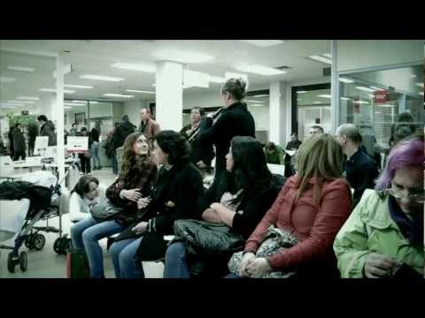 Flashmob organitzat en una oficina d'ocupació, on un petit grup de persones interpreta magistralment la cançó 'Here comes the sun' de 'The Beatles'. Canta la meravellosa Sheila Blanc.<br/>