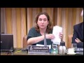 La portaveu de la Plataforma d·Afectats per les Hipoteques (PAH), Ada Colau,va comparèixer ahir a la comissió d·economia del congrés espanyol per exposar la seva opinió sobre la reforma de la llei hipotecària i per exigir respostes als desnomaments per l·impagament d·hipoteques. Colau va retreure als representants polítics que no s·hagin adonat fins molt tard del drama social que significa i els va demanar un programa de mínims per resoldre la situació que pateixen moltes famílies que han estat expulsades de les seves llars. Colau va qualificar ahir de ·criminal· el secretari general de l·Associació Espanyola de Banca (AEB), Javier Rodríguez Pellitero. Aquestes paraules van encendre la comissió.