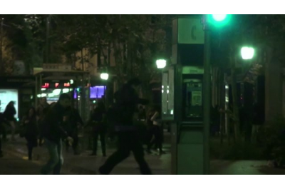 Aquesta setmana farà tres mesos exactes del dia que Ester Quintana va perdre un ull per l·impacte d·una bala de goma disparada per un agent de la Brigada Mòbil dels Mossos d·Esquadra. Des del primer moment i encara avui, Felip Puig va assegurar fins i tot, en seu parlamentària que les greus ferides de la veïna de la Verneda no havien estat causades per cap projectil llançat per la policia catalana. Manel Prat, qui encara ocupa el càrrec de Director General de la Policia va afegir que si es demostrava que les lesions havien estat originades per una bala de goma presentaria la dimissió.+ info: La Directa - Una periodista va gravar el so del tret amb bala de goma que va ferir l·ull d·Ester Quintana