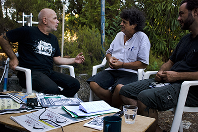 Entrevista a Jann-Marc Rouillan, sense editar, tal qual. Realitzada pel Txema Bofill i el Pep Cara, a la càmera l·Heura Marçal, fent fotos i també preguntes el Gerard Vilardaga. Va servir per publicar dues entrevistes a dos periòdics: al Pèsol Negre i al Catalunya.En un lloc de Provence, del qual nom no vull acordar-me, hi viu un llegendari guerriller, sobrevivent de moltes batalles, en Jean Marc Rouillan. Va format part del nucli fundador dels grups autònoms i armats: el MIL, el GARI i Acció Directe Tres grups que han fet història, sovint callada o tergiversada. Utilitzava el sobrenom de Sebas, que prové de San Sebastià on hi anava a l·inici del MIL, a fer accions amb ETA. Ara es troba en llibertat condicional, desprès de complir un quart de segle de presó. Viu en un xalet en la part alta del poble, solejat, amb vista als Alps. L·entrevistem desprès d·un bon àpat de retrobada acompanyat d·abundant vi i l·absente que li hem portat. No pot parlar d·Acció Directe, de les accions per les que ha estat condemnat. El nostre amic té uns 60 anys, memòria d·elefant, de complexió forta, el cap calb de samurai i el front ample i clar de savi, gran matiner i amic de les revolucions i vida clandestina. És occità amb avantpassats catalans de l·altre cantó del Pirineu. Es considera fronterer, del Pirineu.Porta un camiseta negre amb la inscripció: ·Primera fila·. Un lema que no és un atzar. Jean Marc Rouillan sempre va estar a la primera fila en la lluita i el que prenia més risc.Malgrat el seu lideratge inqüestionable, Jean Marc és molt generós amb els companys de lluita i comparteix les accions reeixides i anàlisis com un més. Sobre les critiques i defectes als grups que va participar, en fa virtuts gràcies al seu art d·escriure. La seva defensa a les moltes critiques dels Mass Media i companys és explicar el que ha fet amb talent i justes paraules.Jean Marc Rouillan milita actualment amb el NPA (Nou Partit Anticapitalista). Viu amb Marie Claire Cordat, una artista transgressora, creativa i provocadora que pinta i fa happenings d·impacte nacional, ex de la Fura dels baus. A nosaltres ens en fa ver un en directe, que varem patir, sense temps a gaudir-ne: l·endemà al veure que recomençàvem a entrevistar en Jean Marc ens va treure fora de la casa amb pocs minuts. Un bon espectacle: l·acció directe contra les discussions interminables.Entrevista filmada sense editar, tal qual, que va servir per fer l·entrevista al Pèsol Negre i al Catalunya.