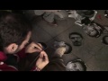 Ester, Pau, Angelo, Juan Pablo, Ruben, Andreu, Laura, Sergi, Nicola, Jordi, Oscar, Jordi, Edgar, Gerard, Carles, són noms de persones que en els últims anys han estat víctimes de la repressió policial. I n·hi ha molts més. Alguns han perdut un ull a causa de les bales de goma. A alguns els han apallissat amb porres. Altres han estat empresonats per exercir el seu dret a manifestar-se. Tots han presentat una querella i ningú ha obtingut justícia.Davant de la crisi econòmica en què ens veiem tots immersos, amb el 24% d·atur, l·única cosa que veiem com a resposta institucional és el creixement de la repressió. L·objectiu és clar: sembrar la por per tal que la ciutadania no surti al carrer a reivindicar els seus drets.rereguardaenmoviment.orgstopbalesdegoma.orgojocontuojo.wordpress.comciesno.wordpress.commusica CC: Broke For Free -Something_Elated