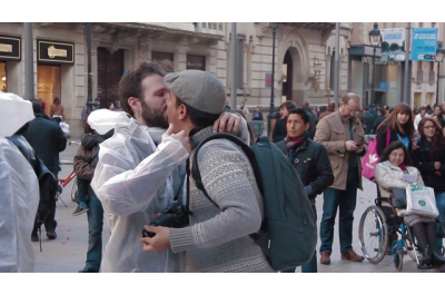 ·L·homofòbia és la malaltia· ha estat una de les consignes que ha cridat la cinquantena de persones que, cap a les cinc d·aquesta tarda, s·ha aplegat davant la porta del centre al Portal de l·Àngel de Barcelona on el Corte Inglés ven, entre d·altres, llibres i discos. Amb una performance, la lectura d·un manifest i, finalment, una petonada, els concentrats, convocats pel Brot Bord, una ·assemblea de lluita contra el patriarcat·, han reclamat a la cadena que deixi de comercialitzar a través d·Internet els libels en què Joseph Nicolosi titlla l·homosexualitat de malaltia i assegura que es pot curar.+ info: La Directa - Petons a les portes d·El Corte Inglés del Portal de l·Àngel contra la venda de llibres homòfobs