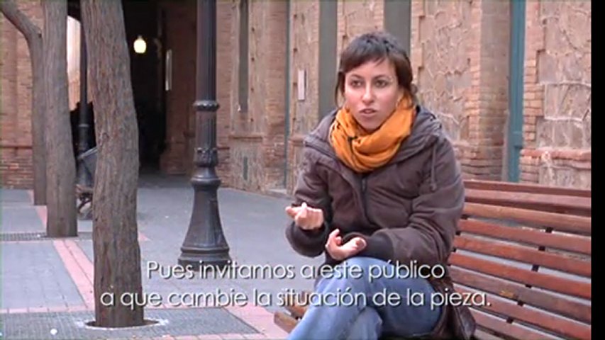 Aquest documental ens parla d·una economia al servei de la vida. Aquest és el resultat d·una investigació acadèmica que s·endinsa en les xarxes de persones que construeixen una economia sostenible, solidària i descentralitzada. Milers d·intercanvis amb l·objectiu de satisfer les necessitats i els desitjos de les persones dibuixen una cultura que desafia les injustícies del nostre món. I ens inspiren amb un nou sistema de creences que aporta significats innovadors sobre el treball, que desafia la por, que porta nous sistemes de valor on el preu no importa, que posa la creativitat al centre de l·activitat humana, que assenyala la necessitat d·aprendre a relacionar-nos ia afrontar conflictes com a clau per escenaris futurs, que trenca amb el patriarcat i que denuncia la solitud a què ens condemna el capitalisme. Enmig d·un sistema social i econòmic que s·ensorra, aquest llibre posa el focus en altres formes de vida que creixen amb força arreu del món per poder respondre com a societat a les preguntes d·on, perquè i com s·origina el canvi.