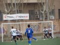El partitU.E. Sants 2U.D. Vista Alegre 4Camp de L·Energia (17/03/2013 12:00)Competició: Primera Catalana Grup 2 (Jornada 24)L·única conclusió que es pot treure del partit d·avui es que ens tocara patir els onze últims partits que ens queden d·aquí al final.La primera part ha estat de total i clar domini del Vista Alegre. El millor jugador del Sants del primer temps ha estat Chueca, i quan el porter es el millor no pinta be. Tot i això en la única arribada clara del Sants s·avançat amb un gol de Geri. Tot i amb el domini del Vista Alegre, l·empat no arribat fins a la sortida d·un corner que Carmona ha convertit en un gol olímpic.La segona part ha començat com la primera, així en el minut 65 una jugada que el mig camp del Sants podria haver parat amb una d·aquestes faltes anomenades tàctiques, el Vista Alegre ha arribat fins a la ratlla de fons i la seva centrada la ha rematat Owono a gol. Aquest ha estat el punt d·inflexió, ja que sigui pels canvis santsecs, per l·esforç fet pel Vista Alegre fins aquell moment, o perquè Illescas ha empatat el partit només cinc minuts mes tard, el Sants ha començat a atacar la porteria del Vista Alegre insistentment i amb perill.A cinc minuts del final ha arribat el tercer del Vista Alegre, pican un corner, embolic dins de l·àrea, Chueca fa una gran parada, però finalment Carmona acaba rematant i Quim sota pals no la pot acabar de treure amb el cap. Quedaven cinc minuts mes l·afegit i donava igual perdre per un que per dos i el Sants ha marxat a l·atac. En l·ultima jugada, ja que el àrbitre no ha deixat ni treure de mig el camp, amb el temps afegit gairabé esgotat, mentre mig equip estava a l·atac, un malentès entre Chueca i la defensa ha fet que Araujo marqués un intranscendent quart gol a porta buida.UESantsFan - U.E. Sants 2 - U.D. Vista Alegre 4