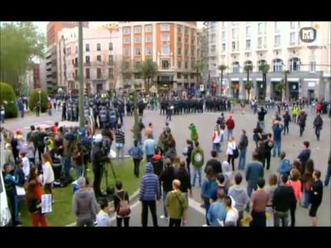 Les UIP d·antiavalots dissolgueren durant la tarda del #25A (25/04/2013) la concentració pacífica convocada per la Plataforma En Pie, ·Asedia al Congreso·, amb reiterades càrregues contra els manifestants, que han fugit pels carrers veïns al Congrés perseguits per la policia.