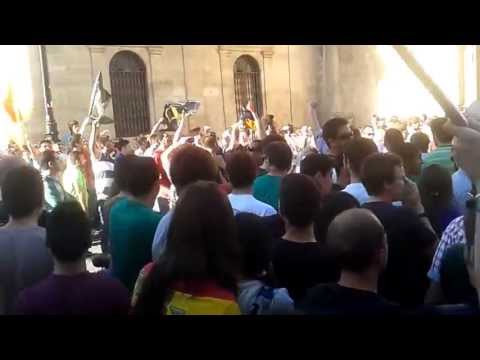 El grup ultradretà Respuesta Estudiantil protagonitza un intent de rebentar la manifestació en motiu de la vaga general d·educació.