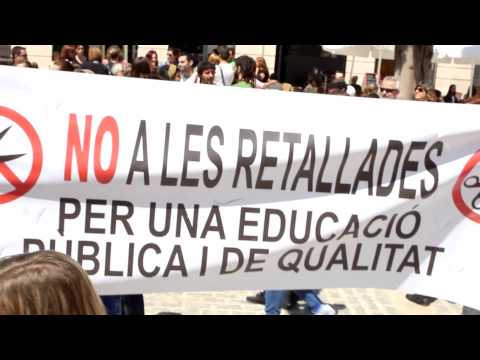 Centenars de persones s·han concentrat a la plaça de l·Ajuntament de Gandia per protestar contra la LOMQE (Llei Orgànica de Millora de la Qualitat Educativa). La concentració s·emmarca dins de les accions convocades en motiu de la vaga al sector de l·ensenyament.